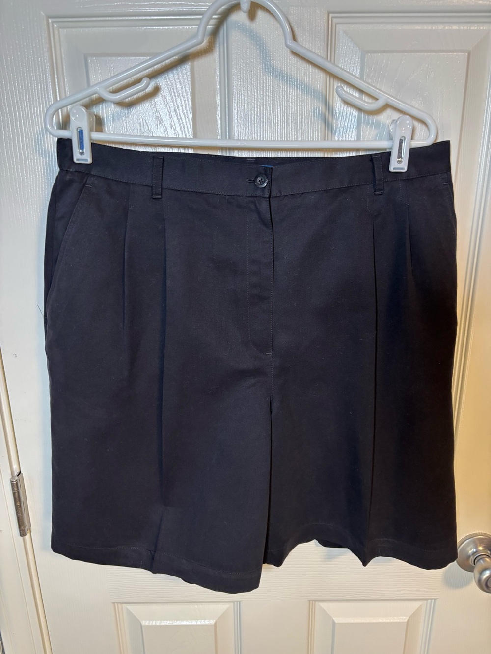 Karen Scott black pleated shorts Size 14